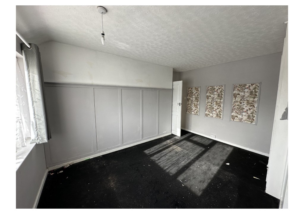 Lot: 171 - SEMI-DETACHED HOUSE WITH GARDEN TO FRONT AND REAR - Main Bedroom located on the first floor